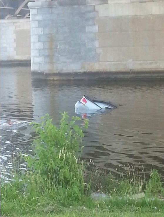 Man dead after car plunges into Anacostia River | wusa9.com