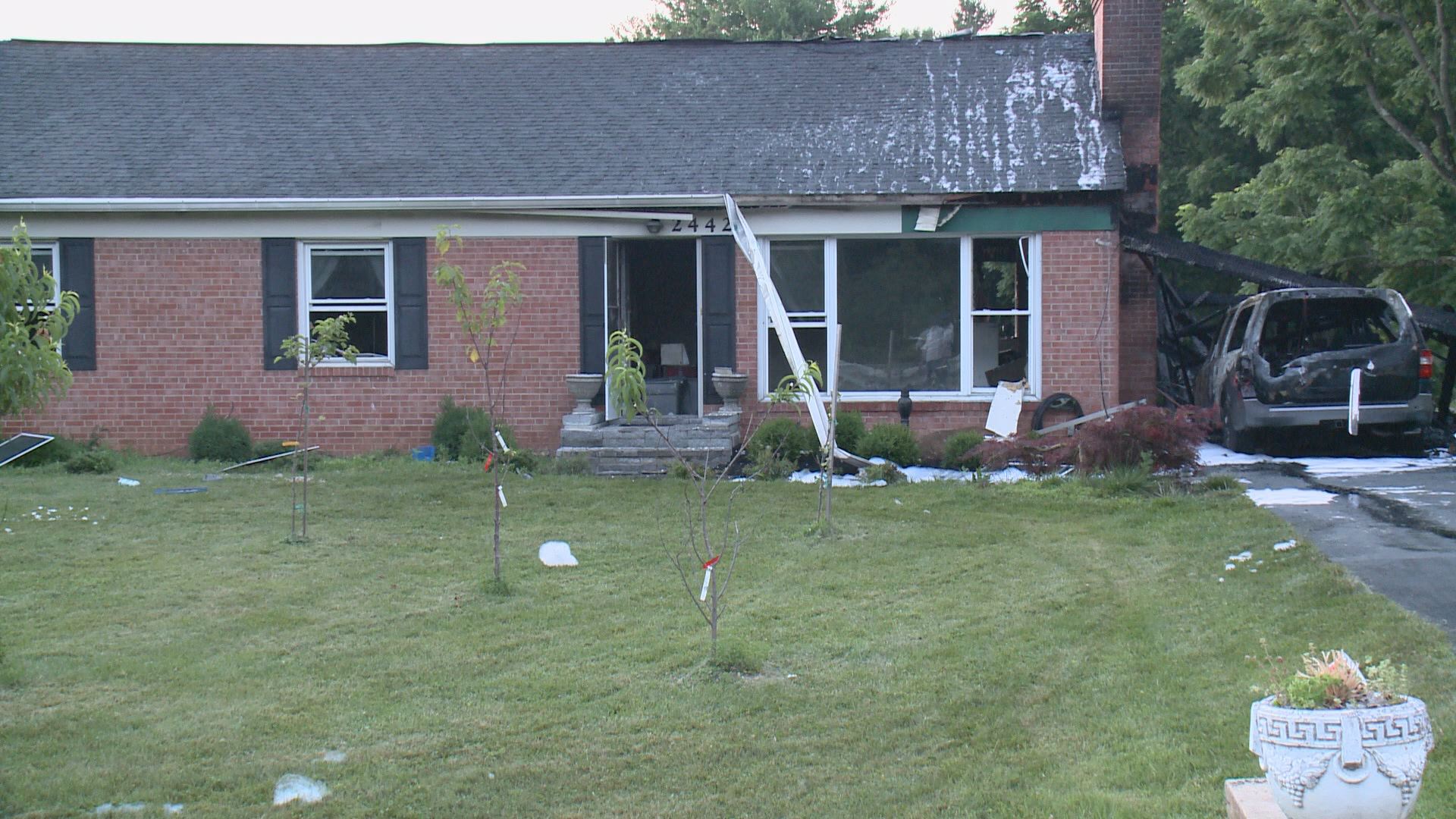 2 firefighters injured in Damascus house fire