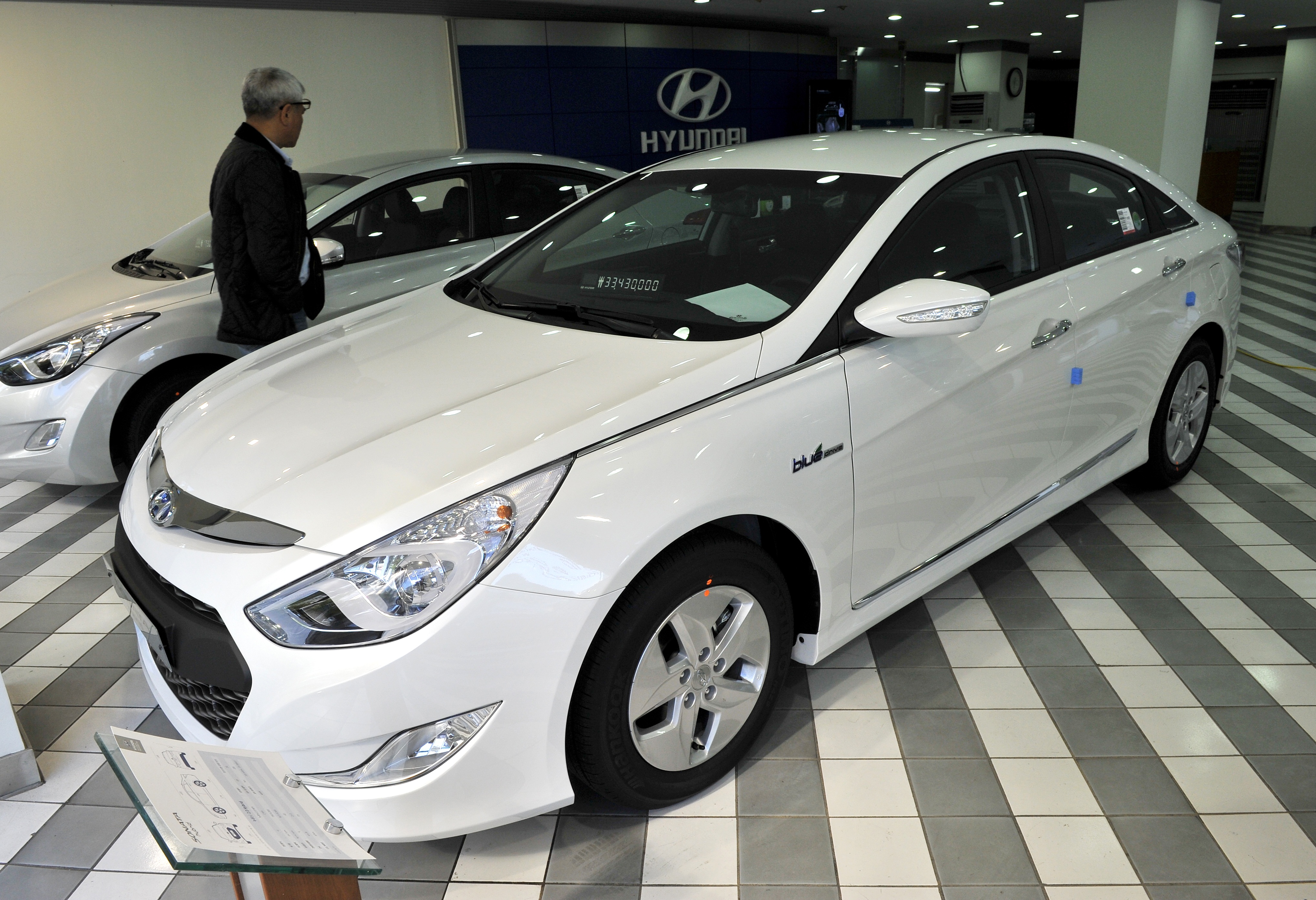 Hyundai recalls 470,000 Sonatas to fix big engine problem