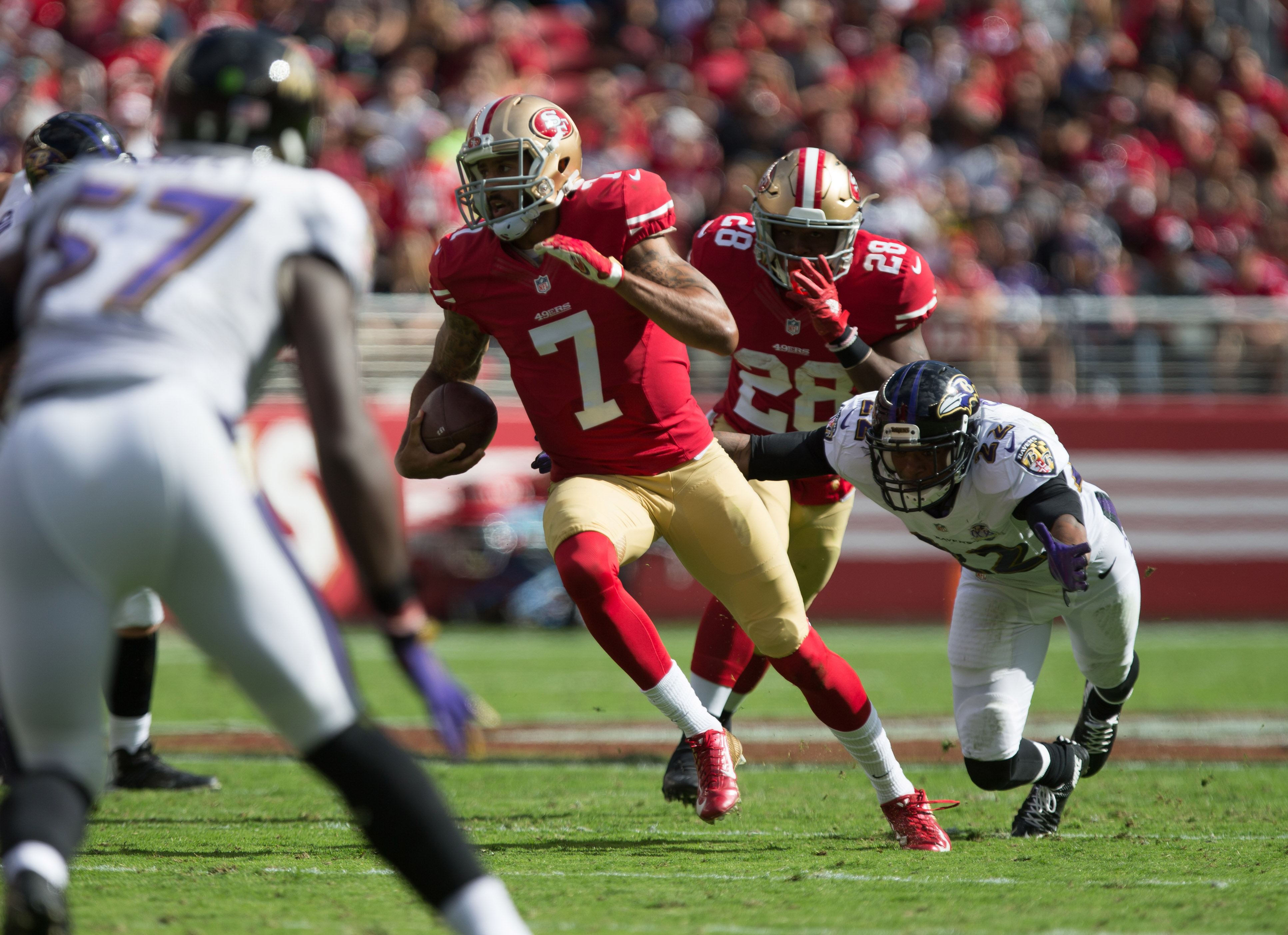 Kaepernick throws 2 TDs to help 49ers to early lead