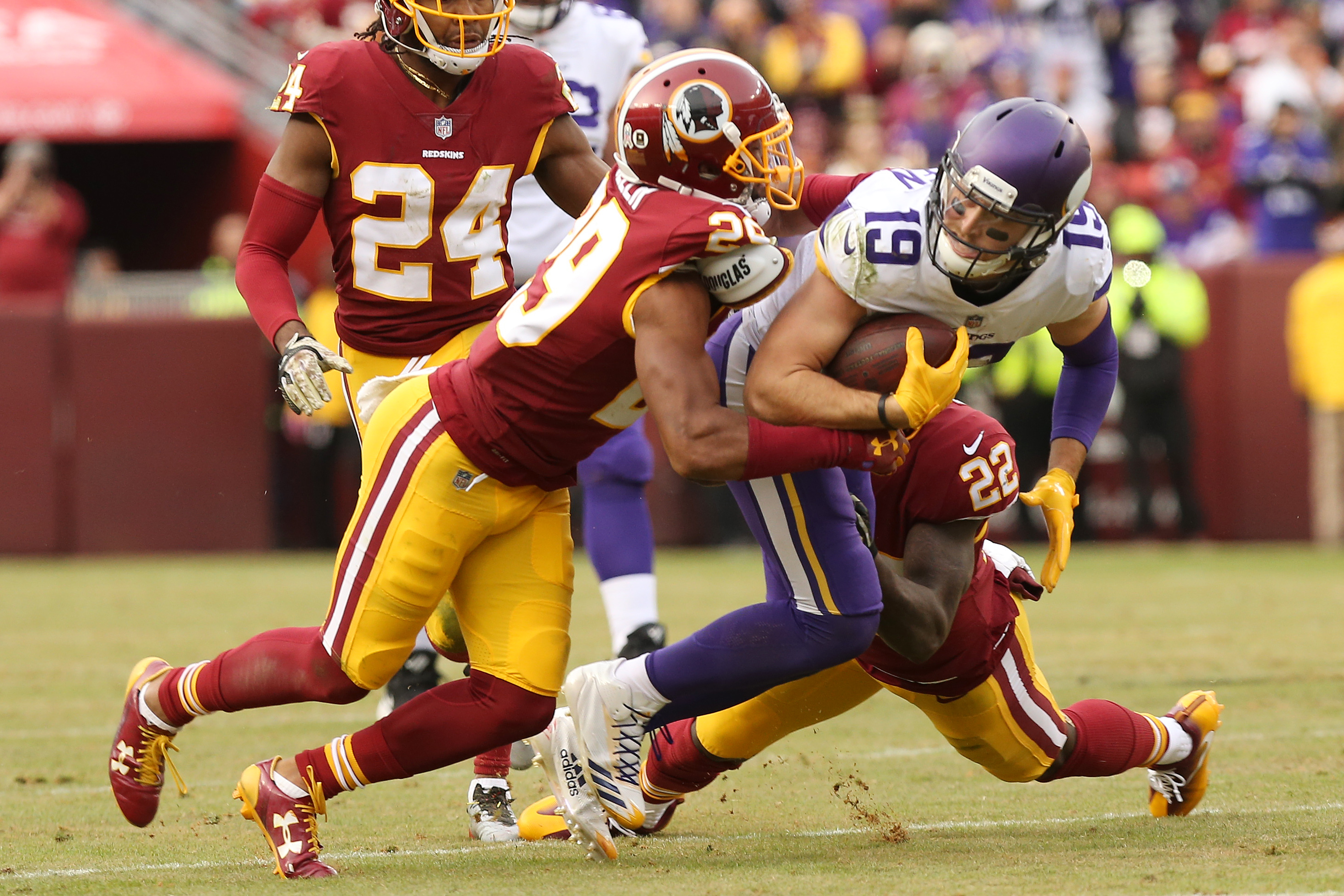 Keenum, Vikings keep rolling by beating Redskins 38-30