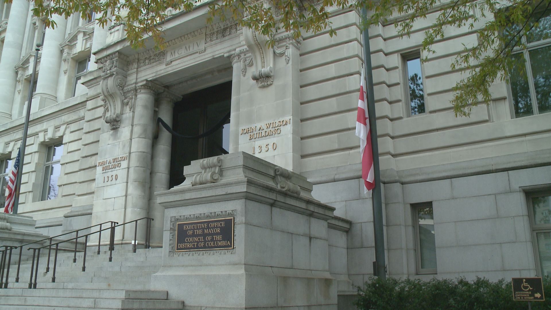 Residents share condolences for Marion Barry at Wilson Building | wusa9.com