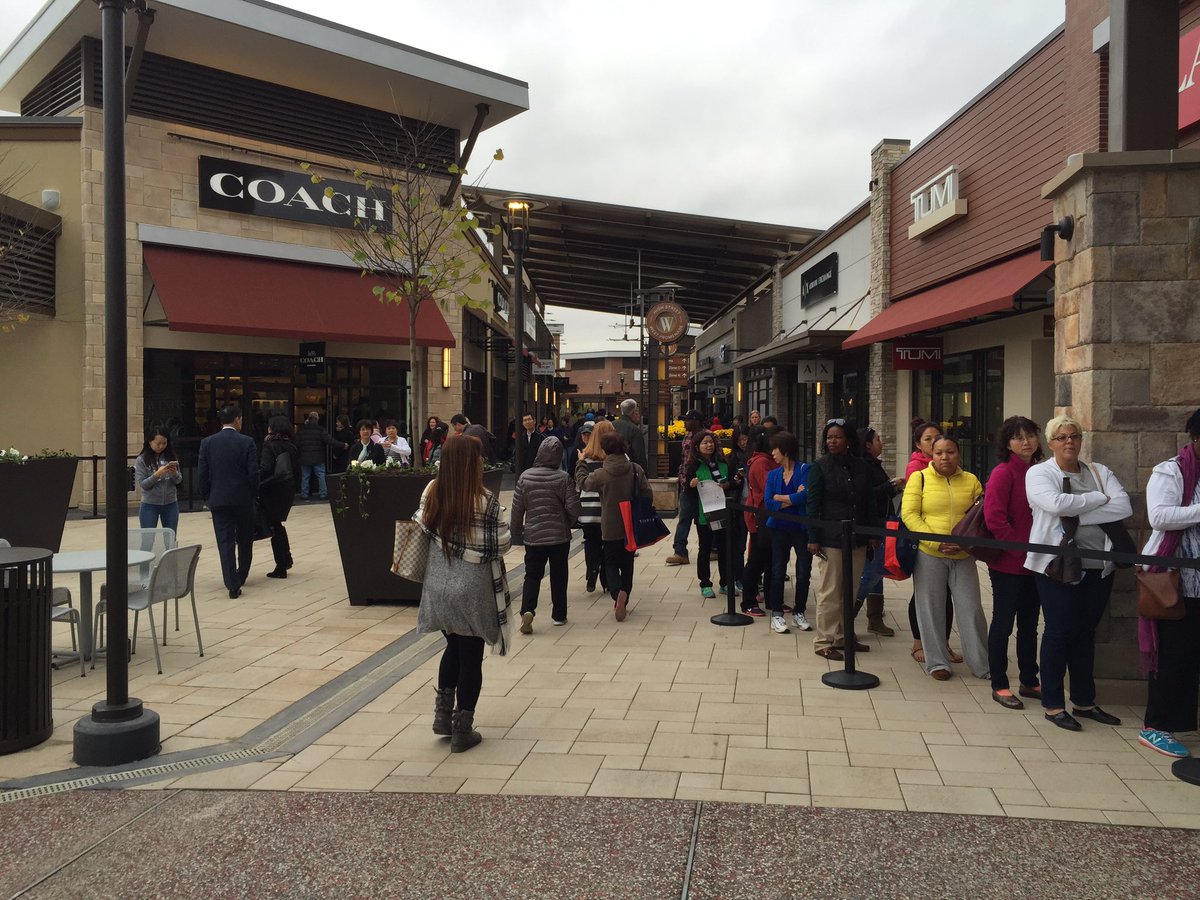 New outlet mall opens in Clarksburg, causes traffic jam 